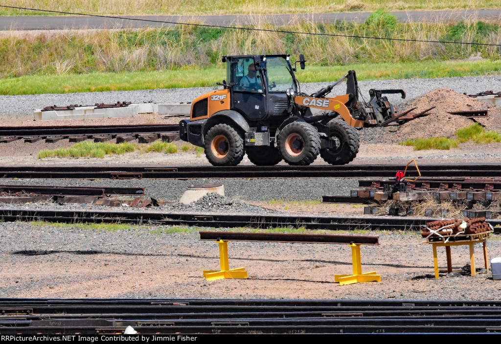 Freight car pusher